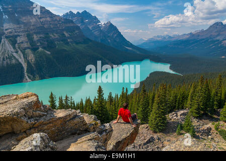 Mann auf Felsen anzeigen Peyto Lake, Banff Nationalpark, Alberta, Kanada Stockfoto