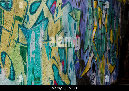 Coloufull Graffiti Mauer hell bis dunkel Stockfoto