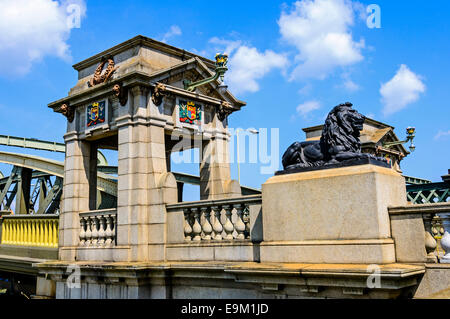 Eine prächtige Löwe aus Bronze, sitzt vor einem Säulen Portikus bewachen die Ansätze zur alten Brücke in Rochester Stockfoto