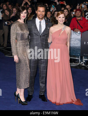 London, UK. 29. Oktober 2014. Cast besucht die die Europäische PREMIERE von interstellaren auf 29.10.2014 im ODEON Leicester Square, London. Personen im Bild: Anne Hathaway, Jessica Chastain, Matthew McConaughey. Bildnachweis: Julie Edwards/Alamy Live-Nachrichten Stockfoto