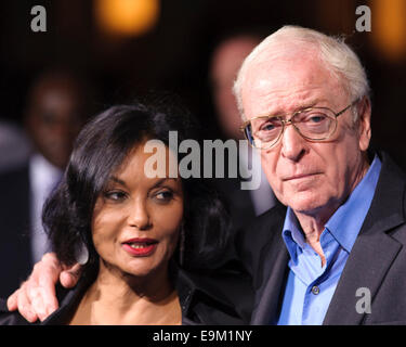 London, UK. 29. Oktober 2014. Sir Michael Caine besucht die die Europäische PREMIERE von interstellaren auf 29.10.2014 im ODEON Leicester Square, London. Personen im Bild: Michael Caine, Shakira Caine. Bildnachweis: Julie Edwards/Alamy Live-Nachrichten Stockfoto