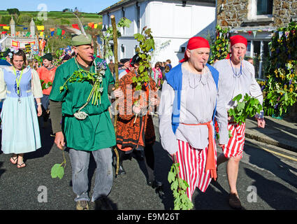 Teilnehmer in der Hal eine Tow feiern am Tag der Flora in Helston, Cornwall, UK Stockfoto