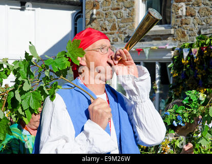 Teilnehmer in der Hal eine Tow feiern am Tag der Flora in Helston, Cornwall, UK Stockfoto