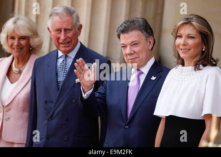 Bogota, Kolumbien. 29. Oktober 2014. (L, R) Camila, Herzogin von Cornwall, Prinz Charles von Wales, kolumbianische Präsident Juan Manuel Santos und seine Frau Maria Clemencia Rodriguez de Santos, nehmen an einer Willkommenszeremonie in Nariño Präsidentenpalast in Bogota, Kolumbien, am 29. Oktober 2014 Teil. Britischer Prinz Charles und seiner Frau Camila, Herzogin von Cornwall, angekommen in Bogota am Dienstagnachmittag zu einem offiziellen Besuch nach Kolumbien. Bildnachweis: Jhon Paz/Xinhua/Alamy Live-Nachrichten Stockfoto