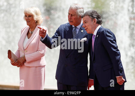 Bogota, Kolumbien. 29. Oktober 2014. Colombian President Juan Manuel Santos (R), Prinz Charles (C) von Wales und Camila, Herzogin von Cornwall, nehmen an einer Willkommenszeremonie in Nariño Präsidentenpalast in Bogota, Kolumbien, am 29. Oktober 2014 Teil. Britischer Prinz Charles und seiner Frau Camila, Herzogin von Cornwall, angekommen in Bogota am Dienstagnachmittag zu einem offiziellen Besuch nach Kolumbien. Bildnachweis: Jhon Paz/Xinhua/Alamy Live-Nachrichten Stockfoto