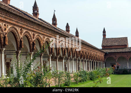 Certosa di Pavia.  Großen Kreuzgang mit einzelnen Mönch-Pavillons. Stockfoto