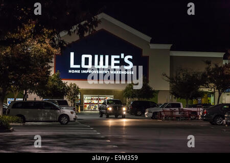 Ein Lowes Home Improvement Center in Modesto, Kalifornien in der Nacht Stockfoto