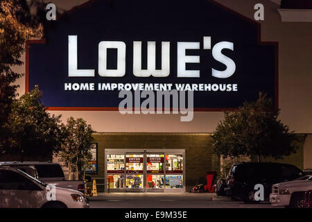 Ein Lowes Home Improvement Center in Modesto, Kalifornien in der Nacht Stockfoto