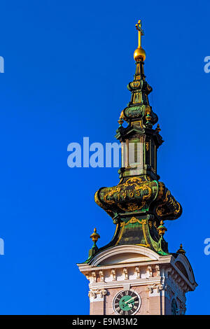 NOVI SAD, Serbien - 11. Oktober 2014: Architekturdetail mit Turm der orthodoxen Kathedrale Saint George. Stockfoto