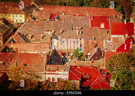 Blick auf das alte Dach in Novi Sad, Serbien von der Petrovaradin Festung Höhe. Bild digital manipuliert, in Form von alten p Stockfoto