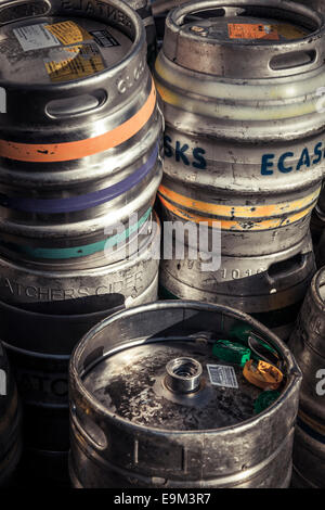 Stapel von Metal Bier und Apfelwein-Fässer. Stockfoto