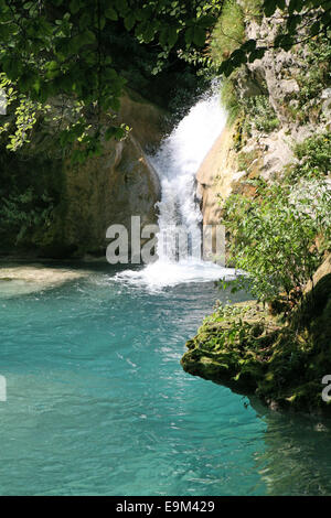 Kristallklaren blauen Pools von Nacedero del Urederra - die Quelle des Flusses Urederra in der Nähe von Baquedano Stockfoto