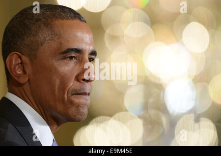 Washington, DC, USA. 29. Oktober 2014. US-Präsident Barack Obama spricht mit amerikanischen Gesundheitspersonal Kampf gegen Ebola im Weißen Haus in Washington, D.C., Hauptstadt der USA, am 29. Oktober 2014. Obama lobte am Mittwoch Mitarbeiter im amerikanischen Gesundheitswesen Ebola in Westafrika als Helden zu kämpfen. Bildnachweis: Yin Bogu/Xinhua/Alamy Live-Nachrichten Stockfoto