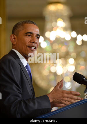 Washington, DC, USA. 29. Oktober 2014. US-Präsident Barack Obama spricht mit amerikanischen Gesundheitspersonal Kampf gegen Ebola im Weißen Haus in Washington, D.C., Hauptstadt der USA, am 29. Oktober 2014. Obama lobte am Mittwoch Mitarbeiter im amerikanischen Gesundheitswesen Ebola in Westafrika als Helden zu kämpfen. Bildnachweis: Yin Bogu/Xinhua/Alamy Live-Nachrichten Stockfoto