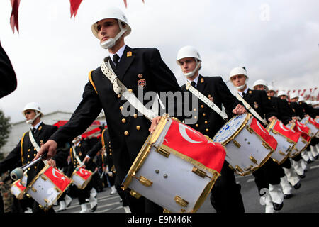 Istanbul, Türkei. 29. Oktober 2014. Mitglieder von einer Militärkapelle marschieren in einer Militärparade anlässlich der 91. Tag der Republik in Istanbul, Türkei, 29. Oktober 2014. Türkei feierte die 91. Jahrestag der Gründung der Republik am Mittwoch. Bildnachweis: Cihan/Xinhua/Alamy Live-Nachrichten Stockfoto