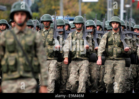 Istanbul, Türkei. 29. Oktober 2014. Türkische Soldaten marschieren in einer Militärparade anlässlich der 91. Tag der Republik in Istanbul, Türkei, 29. Oktober 2014. Türkei feierte die 91. Jahrestag der Gründung der Republik am Mittwoch. Bildnachweis: Cihan/Xinhua/Alamy Live-Nachrichten Stockfoto