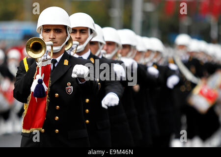 Istanbul, Türkei. 29. Oktober 2014. Mitglieder von einer Militärkapelle marschieren in einer Militärparade anlässlich der 91. Tag der Republik in Istanbul, Türkei, 29. Oktober 2014. Türkei feierte die 91. Jahrestag der Gründung der Republik am Mittwoch. Bildnachweis: Cihan/Xinhua/Alamy Live-Nachrichten Stockfoto