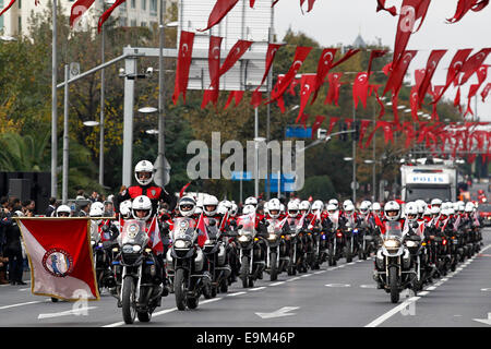 Istanbul, Türkei. 29. Oktober 2014. Polizisten auf Motorrädern marschieren in einer Militärparade anlässlich der 91. Tag der Republik in Istanbul, Türkei, 29. Oktober 2014. Türkei feierte die 91. Jahrestag der Gründung der Republik am Mittwoch. Bildnachweis: Cihan/Xinhua/Alamy Live-Nachrichten Stockfoto