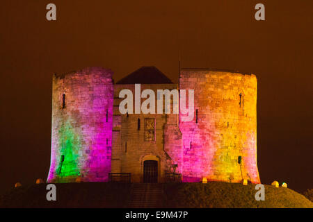 York, UK. 29. Oktober 2014. Clifford's Tower Ausleuchtung von York. Das Festival zieht mehr als 50.000 Menschen in der Stadt York in einem neuen Licht zu erfahren. Modernste Technologie sorgt für eine bunte Feier der einzigartigen Erbe York, von spektakulären Websites zu versteckten Edelsteinen. Das Thema ist führende Lichter, die Aufdeckung der reichen Geschichte und Zukunft der Innovation und Entdeckung in der Stadt York. In diesem Jahr, leuchtenden York Verbreitung quer durch die Innenstadt mit 12 brandneuen leuchtenden Kunstwerke. Stockfoto