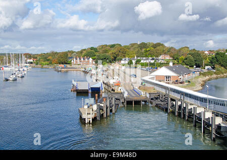 Lymington Ferry Terminal von der scheidenden Isle Of Wight Fähre gesehen. Stockfoto