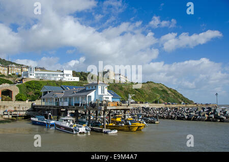 Ventnor Hafen, mit den oben genannten Wintergärten. Stockfoto