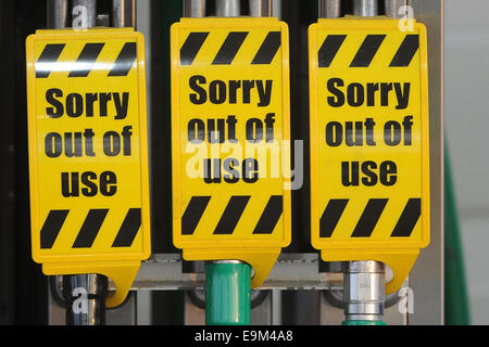 Eine Tankstelle mit Benzin und Diesel Pumpen Treibstoff mit Schilder mit der Aufschrift "außer Betrieb". Stockfoto
