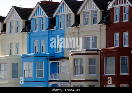 Bunte Häuser am Strand von Aldeburgh in Suffolk mit Blick auf den Strand Stockfoto