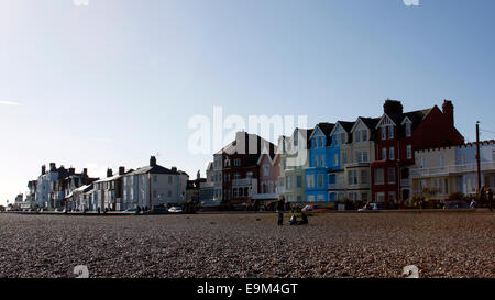Blick nach Süden entlang der Strandpromenade in Aldeburgh in Suffolk Stockfoto
