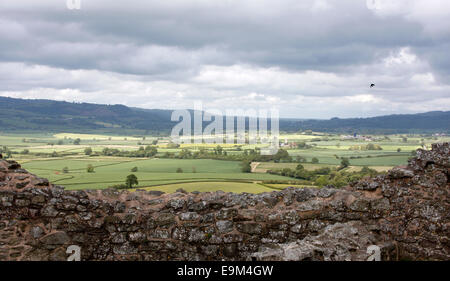 Der Blick vom Montgomery Castle in Wales über die walisische Landschaft Stockfoto