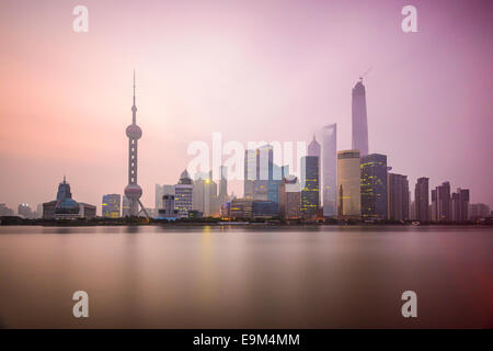 Skyline von Shanghai, China auf dem Huangpu-Fluss. Stockfoto