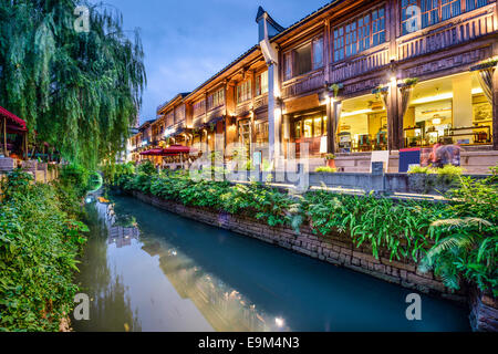Fuzhou, China auf drei Fahrspuren sieben Gassen traditionellen Einkaufsviertel. Stockfoto