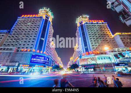 FUZHOU, CHINA - 16. Juni 2014: Bayiqi Straße bei Nacht. Die Straße ist die älteste Einkaufsstraße der Stadt. Stockfoto