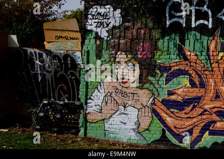 Graffiti Berlin Mauersteine Womans Gesicht umkreisen einige Stockfoto