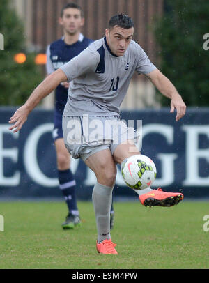 Washington, DC, USA. 29. Oktober 2014. Georgetown Vorwärts Brandon Allen (10) Pässe gegen Xavier in der zweiten Hälfte in Shaw Field in Washington. Georgetown besiegt Xavier in Überstunden, 1: 0. Bildnachweis: Chuck Myers/ZUMA Draht/Alamy Live-Nachrichten Stockfoto