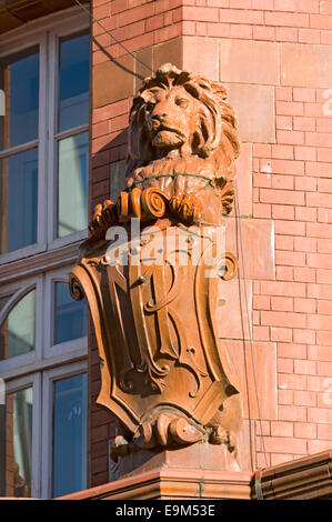 Terrakotta-Löwe mit Schild an der Ecke des Midland Hotels.  Mount Street, Manchester, England, UK. Stockfoto