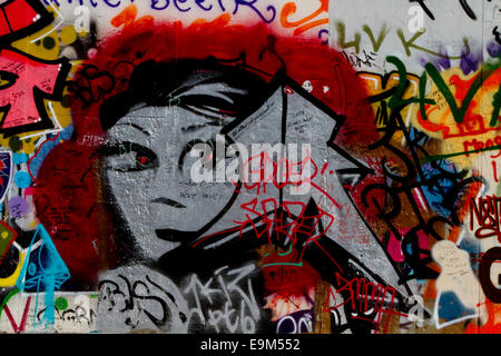 Graffiti Berlin Wand Womans Gesicht rote Haare Augen Stockfoto