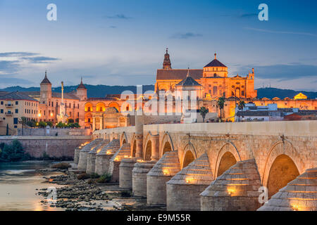 Córdoba, Spanien Blick auf die römische Brücke und die Moschee-Kathedrale am Fluss Guadalquivir. Stockfoto