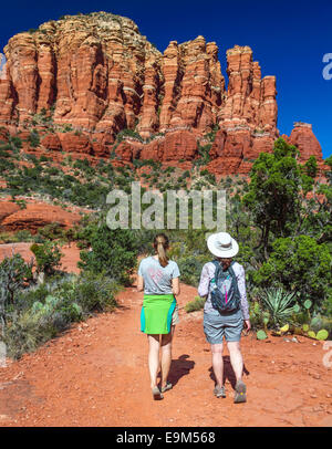 Wanderer auf der Little Horse Trail nähern Huhn Punkt in Sedona Stockfoto