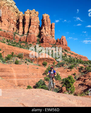 Mountainbiker erkundet Huhn Punkt in Sedona Stockfoto