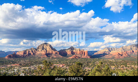 Ansicht von Sedona von Aussichtspunkt am Flughafen Stockfoto