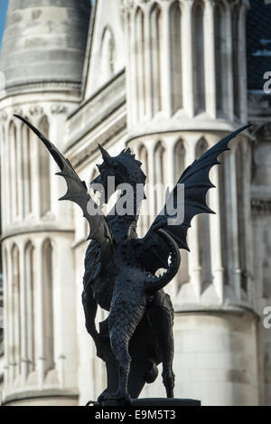 LONDON, Vereinigtes Königreich — Eine Drachenstatue ist an den Säulen des dahinter liegenden Gebäudes in der Fleet Street im Zentrum Londons angebracht. Stockfoto