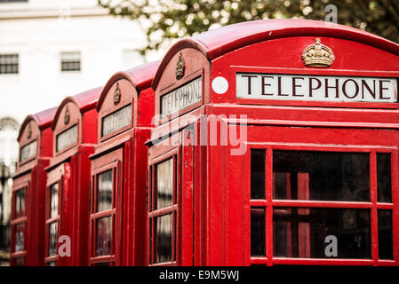 LONDON, Vereinigtes Königreich – Eine Reihe klassischer roter Telefonzellen steht nebeneinander auf einer Londoner Straße. Sie sind ikonische Symbole britischer Herkunft. Trotz der rückläufigen Nutzung öffentlicher Münztelefone bleiben diese unverwechselbaren Kioske ein beliebtes und wiedererkennbares Merkmal der städtischen Landschaft Großbritanniens. Stockfoto