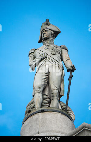 Nelson's Column Statue von Admiral Horatio Nelson London Vereinigtes Königreich // LONDON, Vereinigtes Königreich — die Statue von Admiral Horatio Nelson steht auf der Nelson's Column am Trafalgar Square im Zentrum von London. Dieses 169 Meter hohe Denkmal erinnert an Nelsons Sieg in der Schlacht von Trafalgar im Jahr 1805, wo er die Flotten Frankreichs und Spaniens besiegte. Die Säule, entworfen von William Railton, wurde 1843 mit der 18 Fuß hohen Sandsteinstatue von Nelson von E.H. Baily fertiggestellt. Umgeben von vier bronzenen Löwen, die 1867 hinzugefügt wurden, wurde das Denkmal zu einem der berühmtesten Londoner Denkmäler Stockfoto