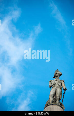 Nelson's Column Statue of Admiral Horatio Nelson London // LONDON, Vereinigtes Königreich — die Statue von Admiral Horatio Nelson steht auf der Nelson's Column am Trafalgar Square im Zentrum von London. Dieses 169 Meter hohe Denkmal erinnert an Nelsons Sieg in der Schlacht von Trafalgar im Jahr 1805, wo er die Flotten Frankreichs und Spaniens besiegte. Die Säule, entworfen von William Railton, wurde 1843 mit der 18 Fuß hohen Sandsteinstatue von Nelson von E.H. Baily fertiggestellt. Umgeben von vier bronzenen Löwen, die 1867 hinzugefügt wurden, ist das Denkmal zu einem der bekanntesten Wahrzeichen Londons geworden Stockfoto
