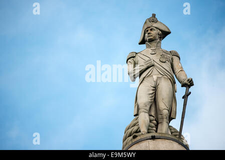 Nelson's Column Statue of Admiral Horatio Nelson Trafalgar Square London // LONDON, Vereinigtes Königreich – die Statue von Admiral Horatio Nelson steht auf der Nelson's Column am Trafalgar Square im Zentrum von London. Dieses 169 Meter hohe Denkmal erinnert an Nelsons Sieg in der Schlacht von Trafalgar im Jahr 1805, wo er die Flotten Frankreichs und Spaniens besiegte. Die Säule, entworfen von William Railton, wurde 1843 mit der 18 Fuß hohen Sandsteinstatue von Nelson von E.H. Baily fertiggestellt. Umgeben von vier bronzenen Löwen, die 1867 hinzugefügt wurden, wurde das Denkmal zu einem der berühmtesten Londoner Monumente Stockfoto
