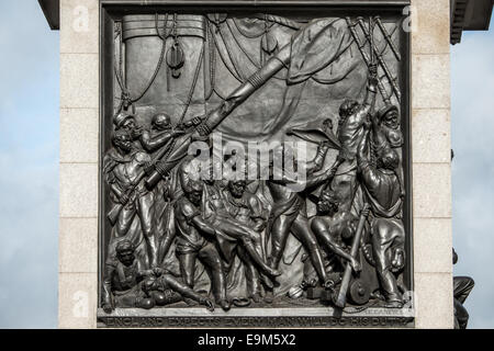 Nelson's Column Bronze Relief Panel Trafalgar Square London/LONDON, Vereinigtes Königreich — eine der vier Bronze-Relief-Tafeln, die den Sockel der Nelson's Column am Trafalgar Square im Zentrum Londons zieren. Diese Tafeln aus gefangengenommenen französischen Waffen zeigen Szenen von Admiral Horatio Nelsons berühmtesten Seereigen. Die zwischen 1849 und 1854 errichteten Reliefs veranschaulichen eine bedeutende Schlacht: Die Schlacht am Kap St. Vincent, die Schlacht am Nil, die Schlacht von Kopenhagen und die Schlacht von Trafalgar. Die Tafeln wurden von vier verschiedenen Bildhauern entworfen und dienen als visuelle Erzählung von Nelso Stockfoto