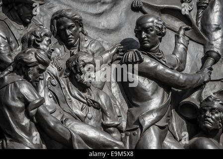 Nelson's Column Bronze Relief Panel Trafalgar Square London/LONDON, Vereinigtes Königreich — eine der vier Bronze-Relief-Tafeln, die den Sockel der Nelson's Column am Trafalgar Square im Zentrum Londons zieren. Diese Tafeln aus gefangengenommenen französischen Waffen zeigen Szenen von Admiral Horatio Nelsons berühmtesten Seereigen. Die zwischen 1849 und 1854 errichteten Reliefs veranschaulichen eine bedeutende Schlacht: Die Schlacht am Kap St. Vincent, die Schlacht am Nil, die Schlacht von Kopenhagen und die Schlacht von Trafalgar. Die Tafeln wurden von vier verschiedenen Bildhauern entworfen und dienen als visuelle Erzählung von Nelso Stockfoto