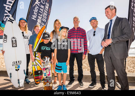 Sydney, Australien. 30. Oktober 2014. NSW Premier Mike Baird (R) Chat zu konkurrierenden Athleten Adrian (Ace) Buchan (2. r) und offenen Direktor, Barton Lynch (3. von R) für die Australian Open of Surfing am Manly Beach in Sydney. Bildnachweis: MediaServicesAP/Alamy Live-Nachrichten Stockfoto