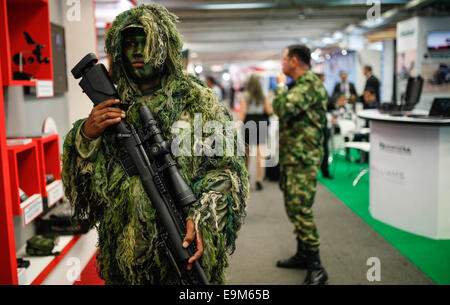 Bogota, Kolumbien. 29. Oktober 2014. Soldaten sind bei der 4. International Fair von Verteidigung und Sicherheit "Expodefensa" in Bogota, der Hauptstadt Kolumbiens, 29. Oktober 2014 sehen. Der "Expodefensa" fair, spezialisiert auf die technologische Entwicklung und Innovation für Verteidigung und Sicherheit, am 29.-31. Okt. statt. © Jhon Paz/Xinhua/Alamy Live-Nachrichten Stockfoto