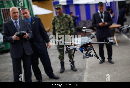 Bogota, Kolumbien. 29. Oktober 2014. Aussteller zeigen eine Drohne-Modell an die 4. internationale Messe der Verteidigung und Sicherheit "Expodefensa" in Bogota, der Hauptstadt Kolumbiens, 29. Oktober 2014. Der "Expodefensa" fair, spezialisiert auf die technologische Entwicklung und Innovation für Verteidigung und Sicherheit, am 29.-31. Okt. statt. © Jhon Paz/Xinhua/Alamy Live-Nachrichten Stockfoto